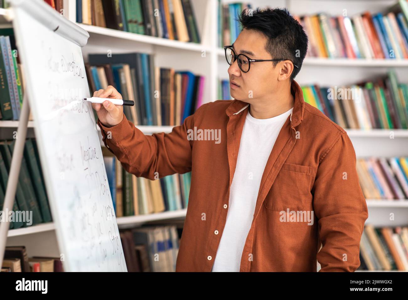 Asiatisch Lehrer Mann Mit Klasse Schreiben Auf Whiteboard Im Klassenzimmer Stockfoto