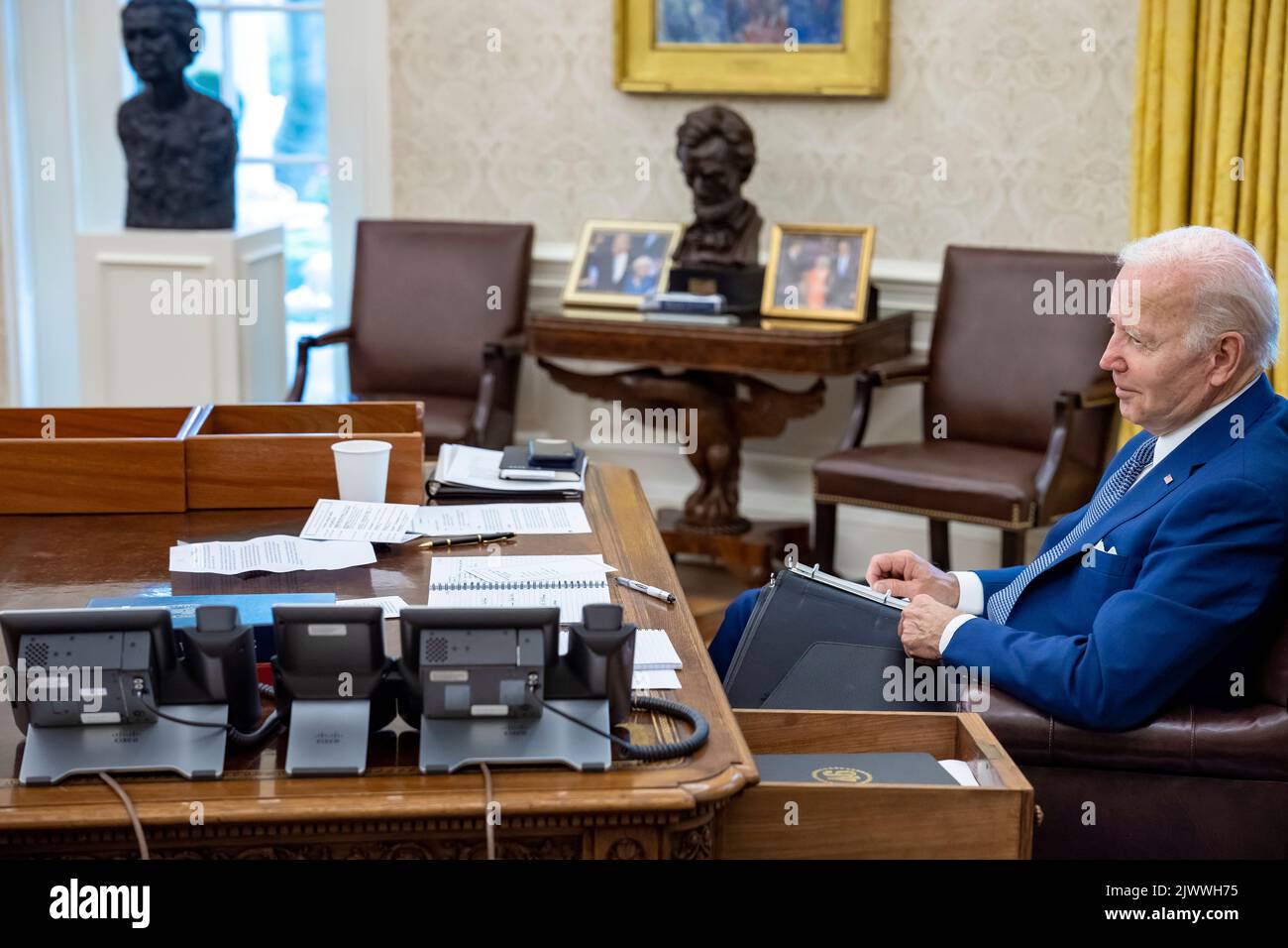 Präsident Joe Biden trifft sich am Freitag, den 8. Juli 2022, mit den Mitarbeitern des Weißen Hauses im Oval Office, um die Bemerkungen zu überprüfen, die er auf einer Exekutivbeschwerde zum Schutz des Zugangs zu reproduktiven Gesundheitsdiensten geben wird. (Offizielles Foto des Weißen Hauses von Adam Schultz) Stockfoto