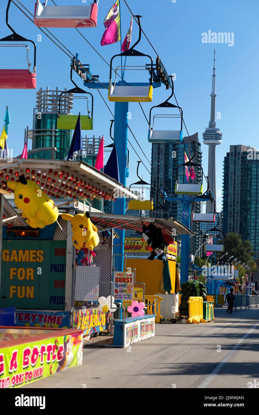 Toronto, Ontario, Kanada. 2022 Canadian National Exhibition Bunte Stände auf halbem Weg. Stockfoto