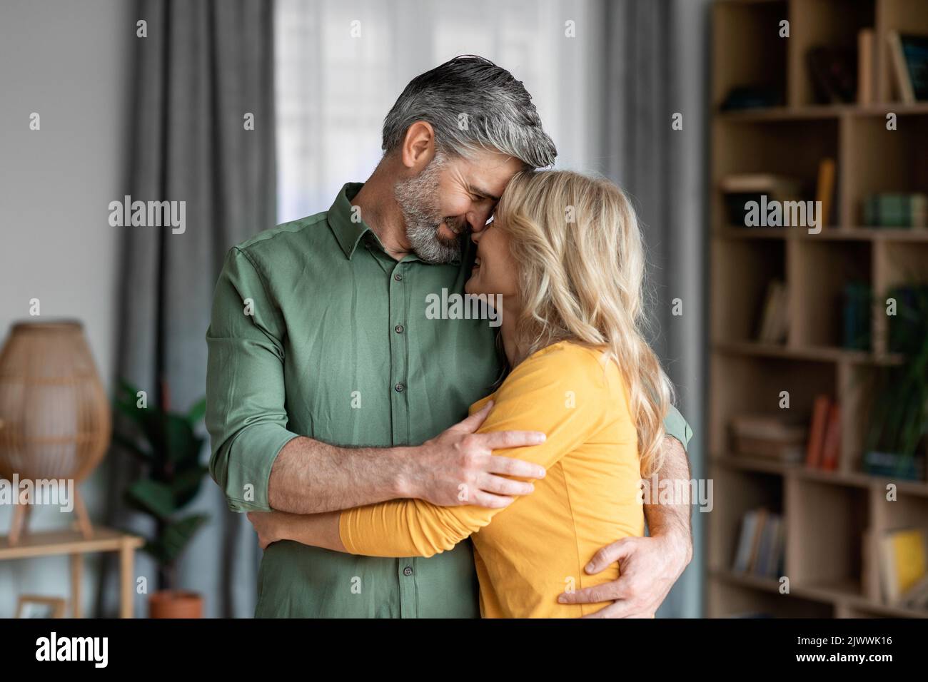 Reife Romantik. Porträt Von Romantischen Ehegatten Mittleren Alters Bonding Zu Hause Stockfoto