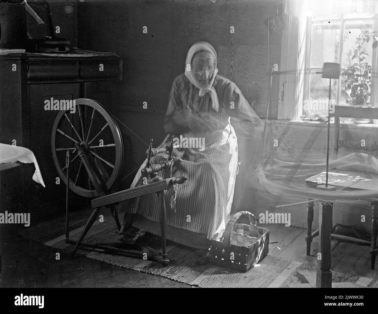 Karin Olsdotter Spinner, Wool Boarding. Åsmundshyttan. Sie wurde am 14. Oktober 1835 im Erik-Hans in Fagersta geboren und starb am 14. März 1930 in Åsmundshyttan. Das Bild ist in der fotohistorischen Gesellschaft Torsåkers enthalten. Abbildung 3: 9. Karin Olsdotter Spinner, ullkardning. Åsmundshyttan. Hon var född på 'Erik-Hans' i Fagersta den 14. oktober 1835, död i Åsmundshyttan 14 mars 1930. Bilder finns med i Torsåkers Fotohistoriska Sällskap. Bild 3:9. Stockfoto