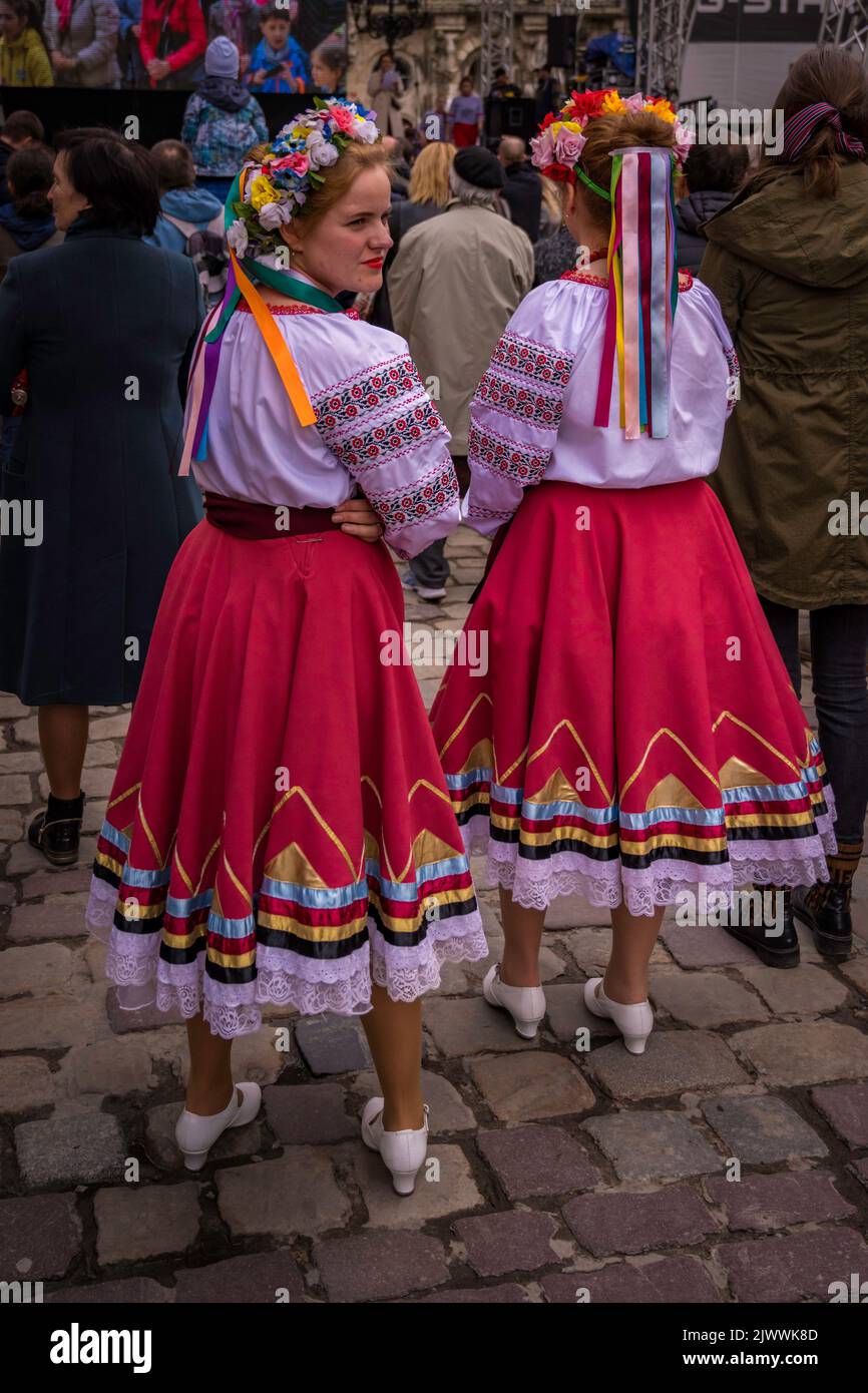 Volkstänzer bei einem Festival in Lemberg, Ukraine Stockfoto