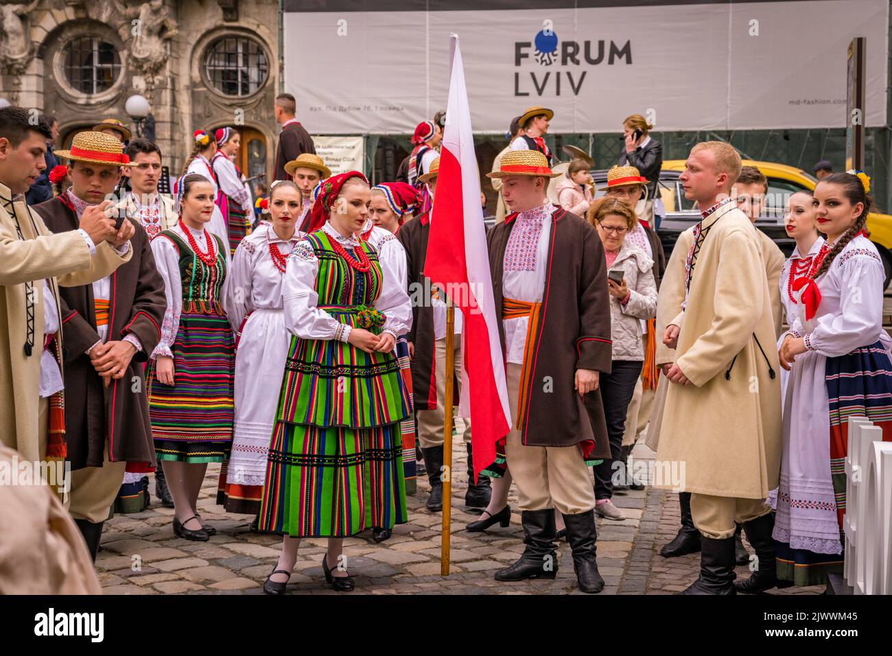 Volkstänzer mit beim Volksfest in Lemberg, Ukraine. Stockfoto