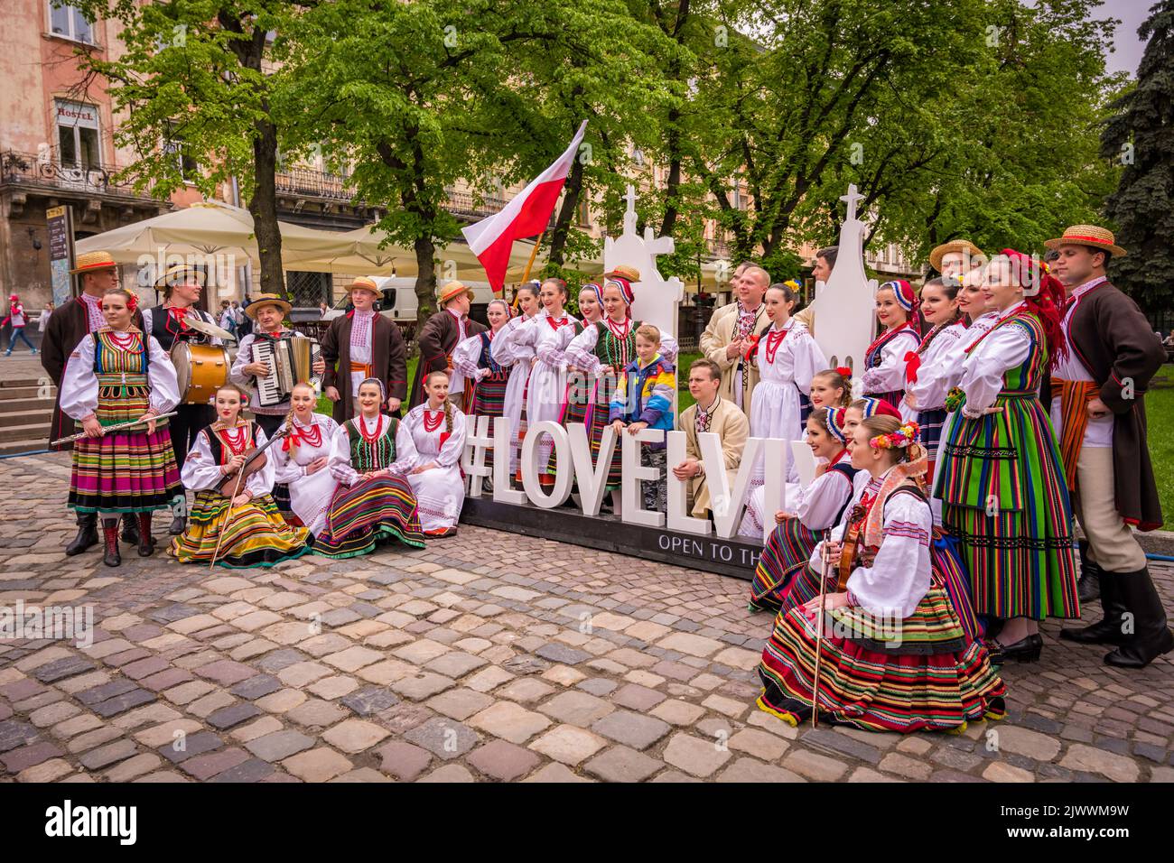 Polnische Volkstänzer mit beim Volksfest in Lemberg, Ukraine. Stockfoto