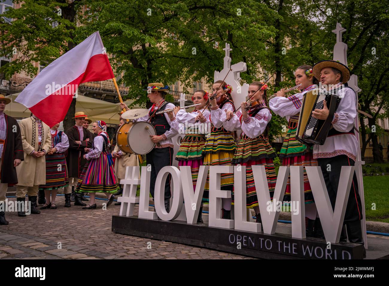 Volkstänzer mit beim Volksfest in Lemberg, Ukraine. Stockfoto