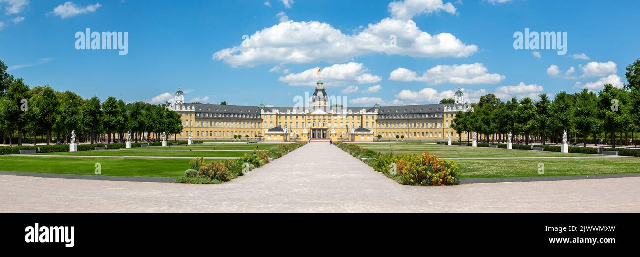 Schloss Karlsruhe Königspalast Barockarchitektur Reise Panorama Stadt in Deutschland Stockfoto