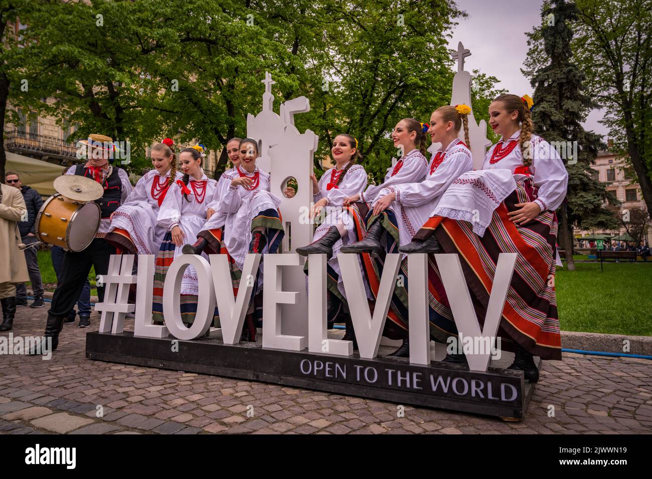 Volkstänzer mit beim Volksfest in Lemberg, Ukraine. Stockfoto