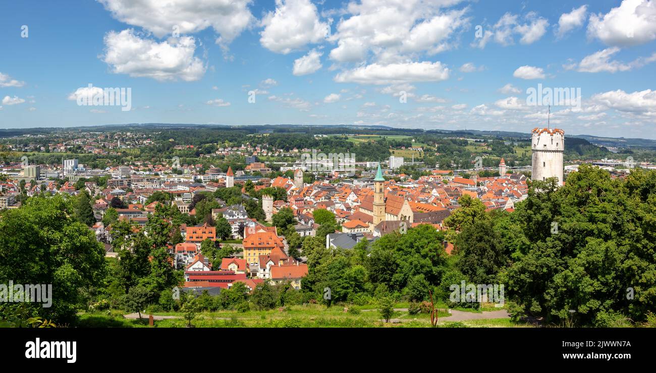 Ansicht der Stadt Ravensburg von oben mit Mehlsack Turm und Altstadtpanorama in Deutschland Stockfoto