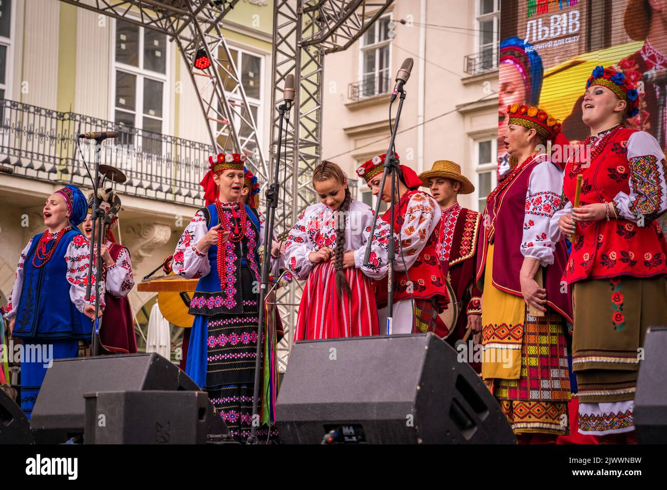 Volkstänzer beim Volksfest in Lemberg, Ukraine. Stockfoto