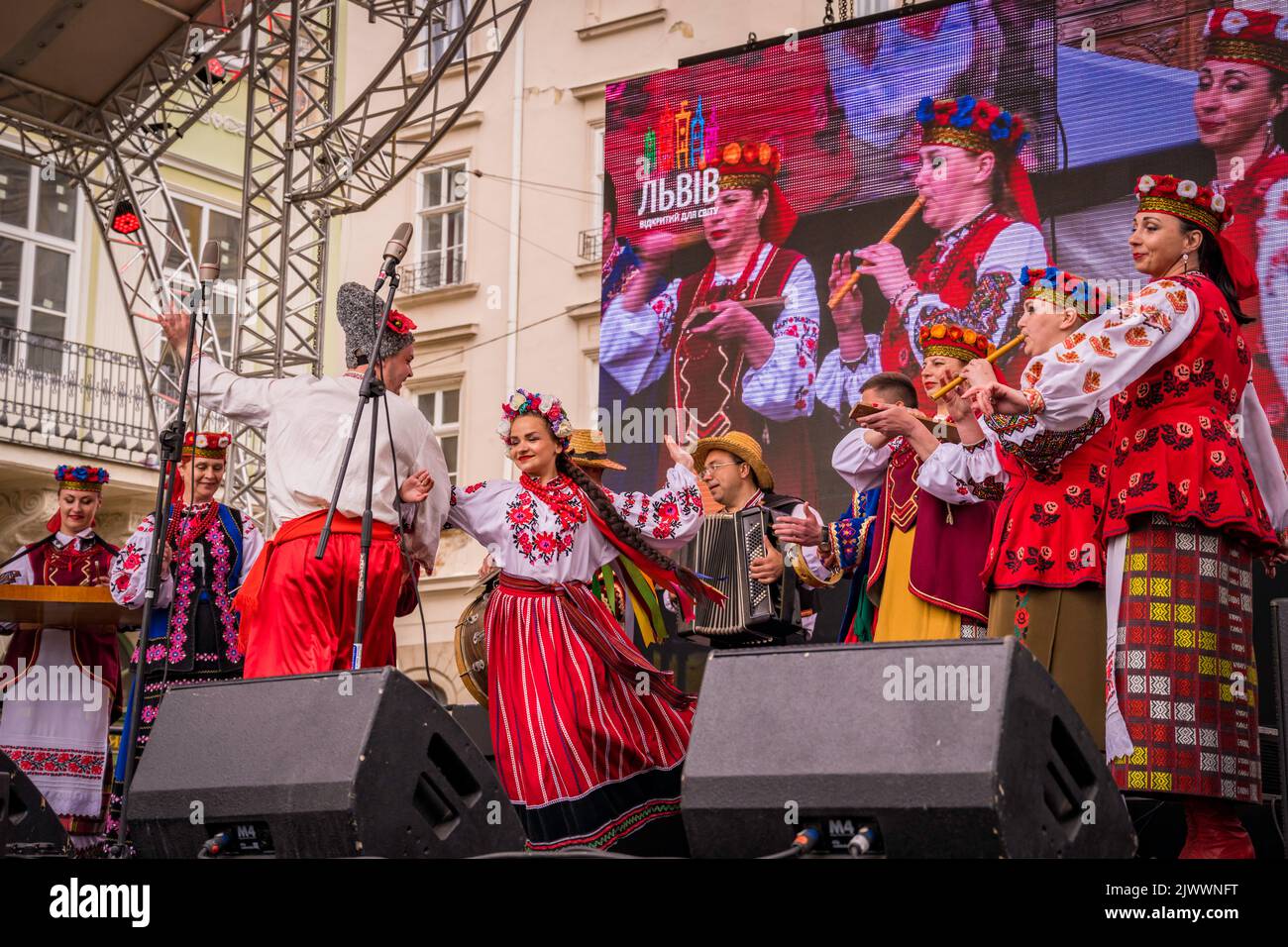 Volkstänzer beim Volksfest in Lemberg, Ukraine. Stockfoto
