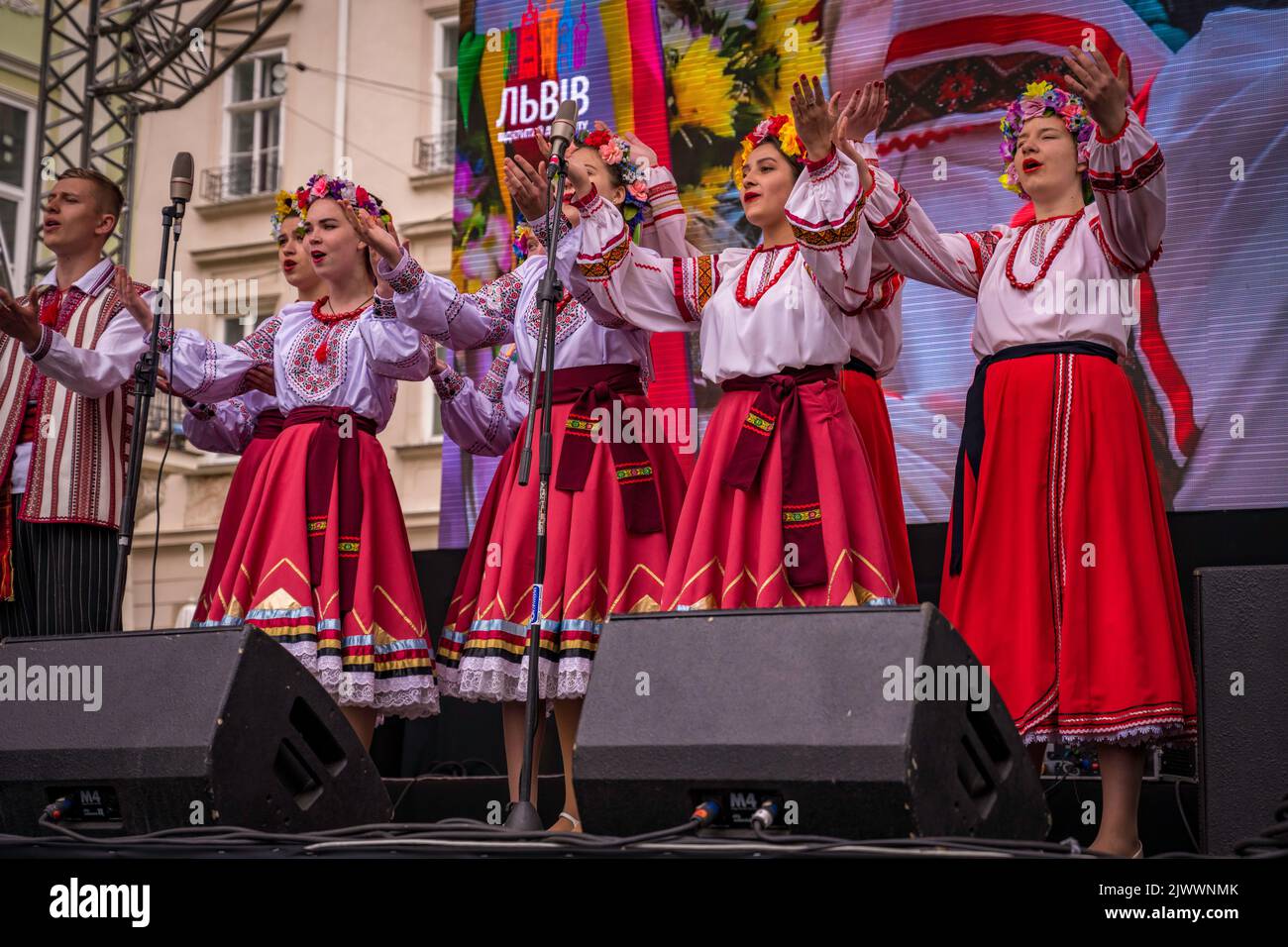 Volkstänzer mit beim Volksfest in Lemberg, Ukraine. Stockfoto