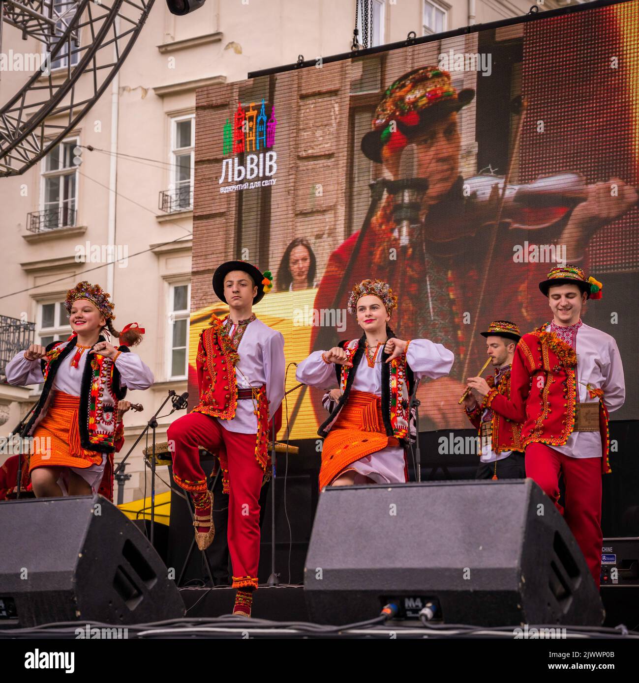 Volkstänzer mit beim Volksfest in Lemberg, Ukraine. Stockfoto