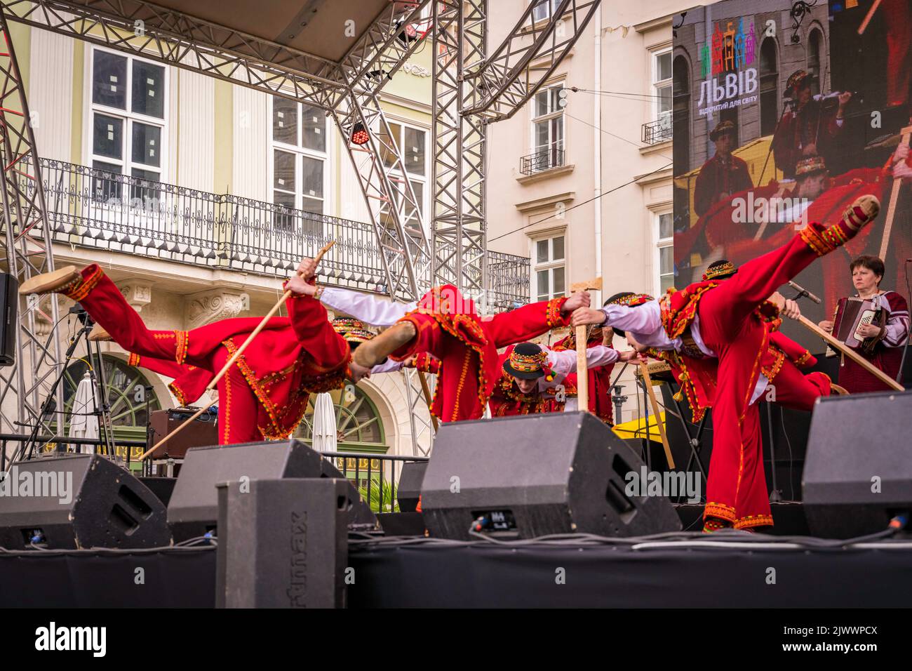 Volkstänzer beim Volksfest in Lemberg, Ukraine. Stockfoto