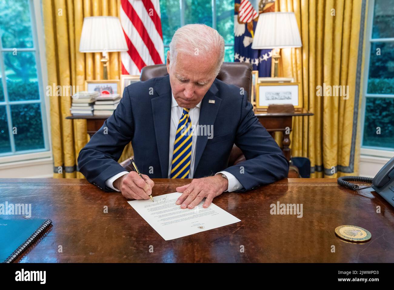 Präsident Joe Biden unterzeichnet einen Brief an Brittney Griner, der am Mittwoch, den 6. Juli 2022, im Oval Office in Russland inhaftiert ist. (Offizielles Foto des Weißen Hauses von Carlos Fyfe) Stockfoto