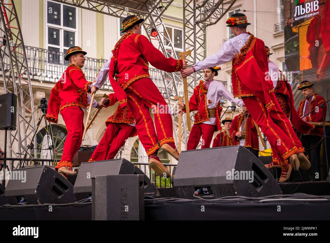 Volkstänzer mit beim Volksfest in Lemberg, Ukraine. Stockfoto