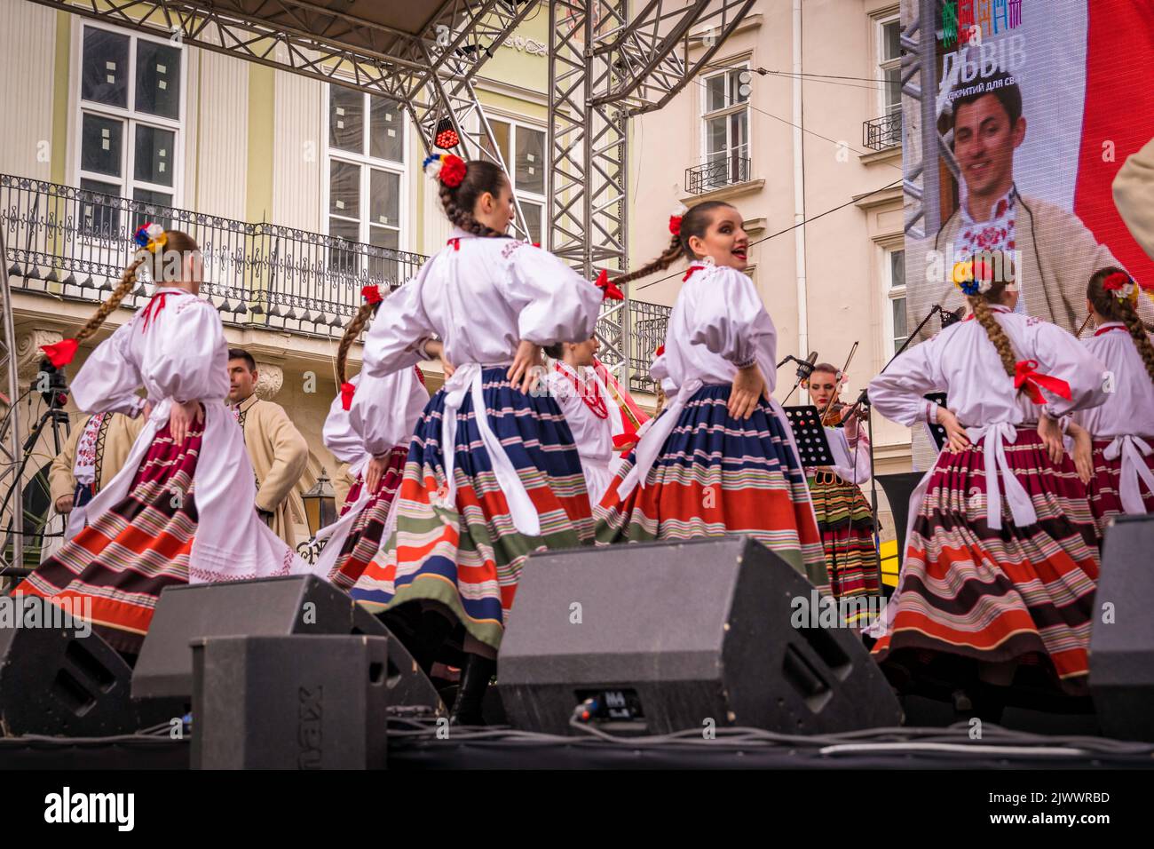 Volkstänzer mit beim Volksfest in Lemberg, Ukraine. Stockfoto