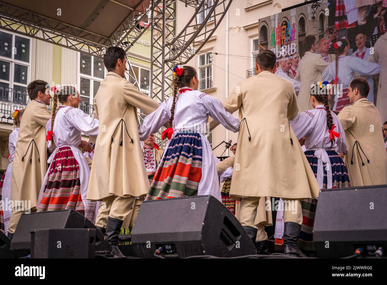 Volkstänzer mit beim Volksfest in Lemberg, Ukraine. Stockfoto