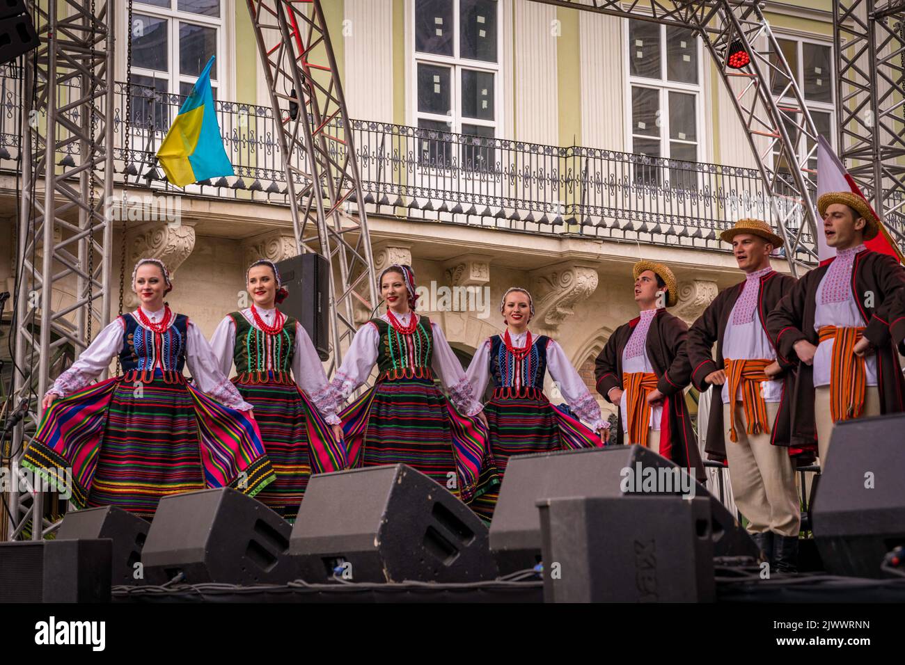 Volkstänzer mit beim Volksfest in Lemberg, Ukraine. Stockfoto
