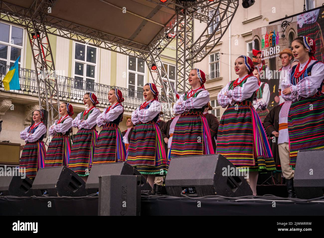 Volkstänzer mit beim Volksfest in Lemberg, Ukraine. Stockfoto