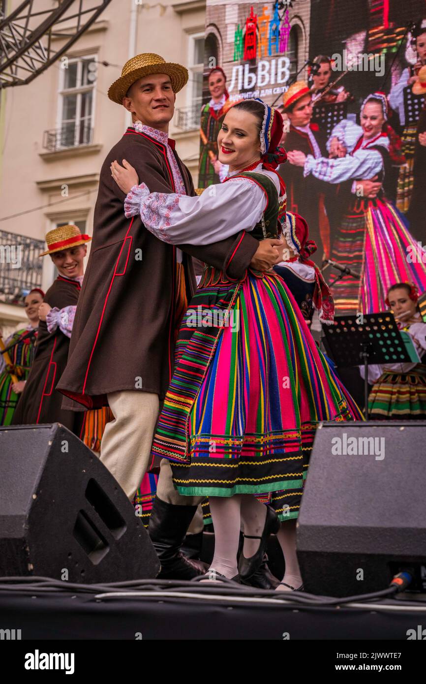 Volkstänzer mit beim Volksfest in Lemberg, Ukraine. Stockfoto