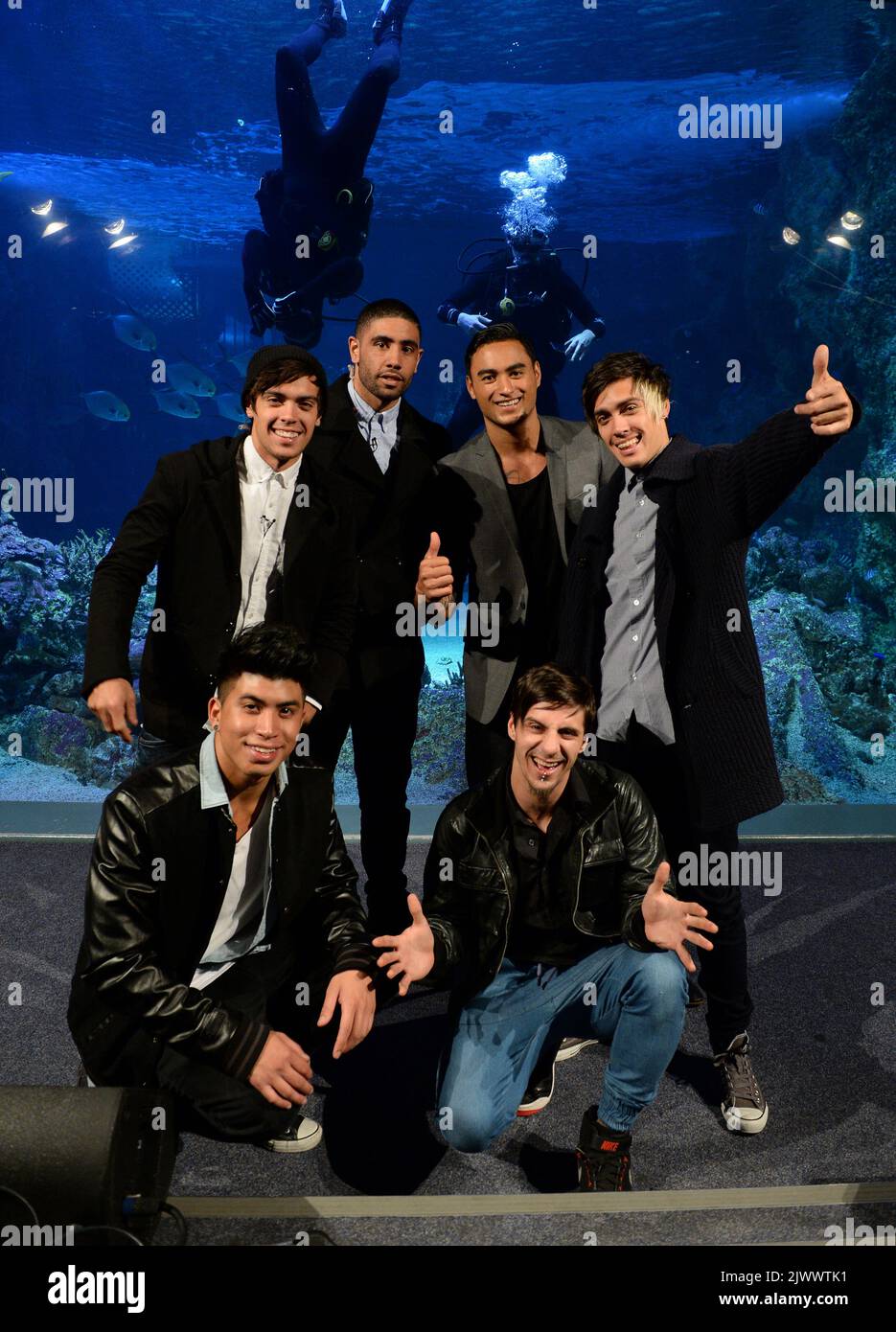 Justice Crew Pose für ein Foto im SEA LIFE Sydney Aquarium bei der australischen Veröffentlichung von Michael Jacksons „Xscape“-Album, in Sydney, Dienstag, 13. Mai 2014. (AAP-Bild/Dan Himbrechts) Stockfoto