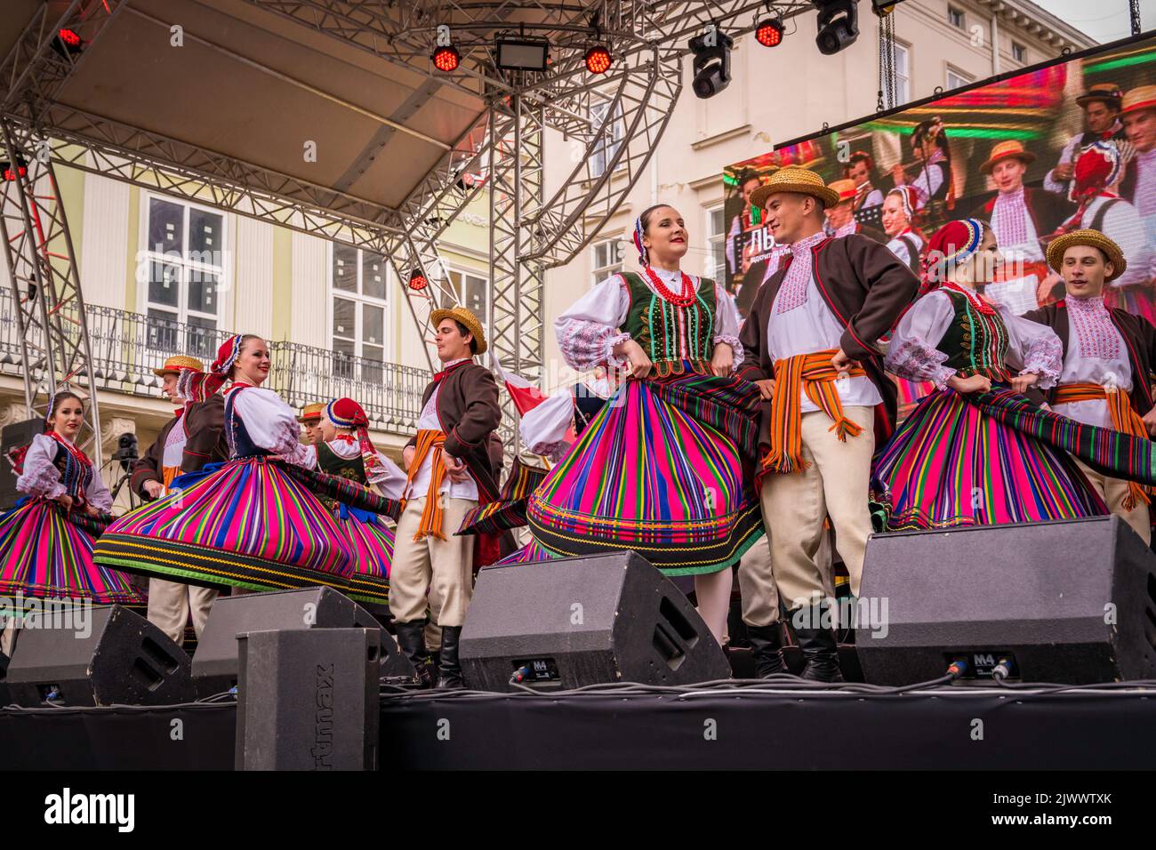 Volkstänzer mit beim Volksfest in Lemberg, Ukraine. Stockfoto