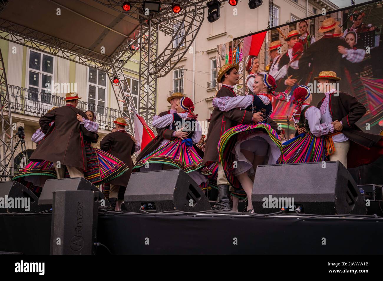 Volkstänzer mit beim Volksfest in Lemberg, Ukraine. Stockfoto