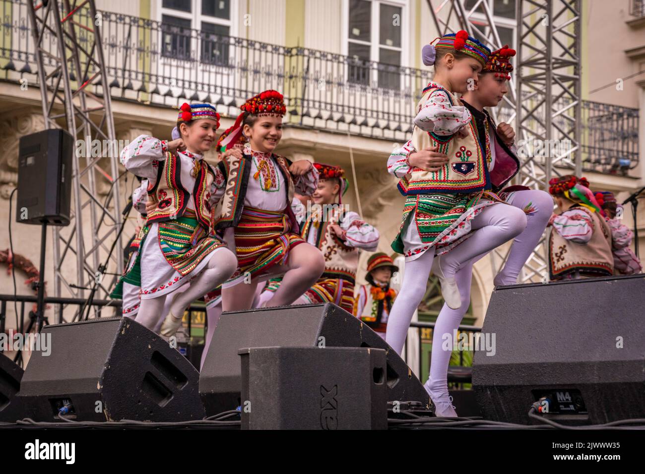 Volkstänzer mit beim Volksfest in Lemberg, Ukraine. Stockfoto