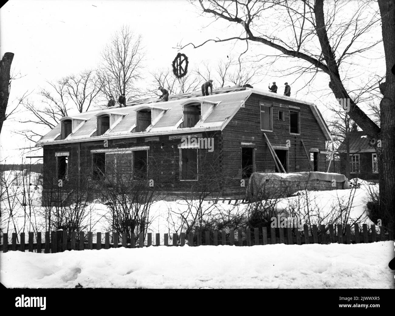 Die alte Schule in Bergby, erbaut 1828, zog im Jahr 1940s um und wurde teilweise zu einem Gemeindehaus und einem nationalen Finanzresidenz umgebaut. Gamla skolan i Bergby, byggd 1828, flyttad på 1940-talet och delvis ombyggd för att bli kommunalhus och landsfiskalbostad. Stockfoto