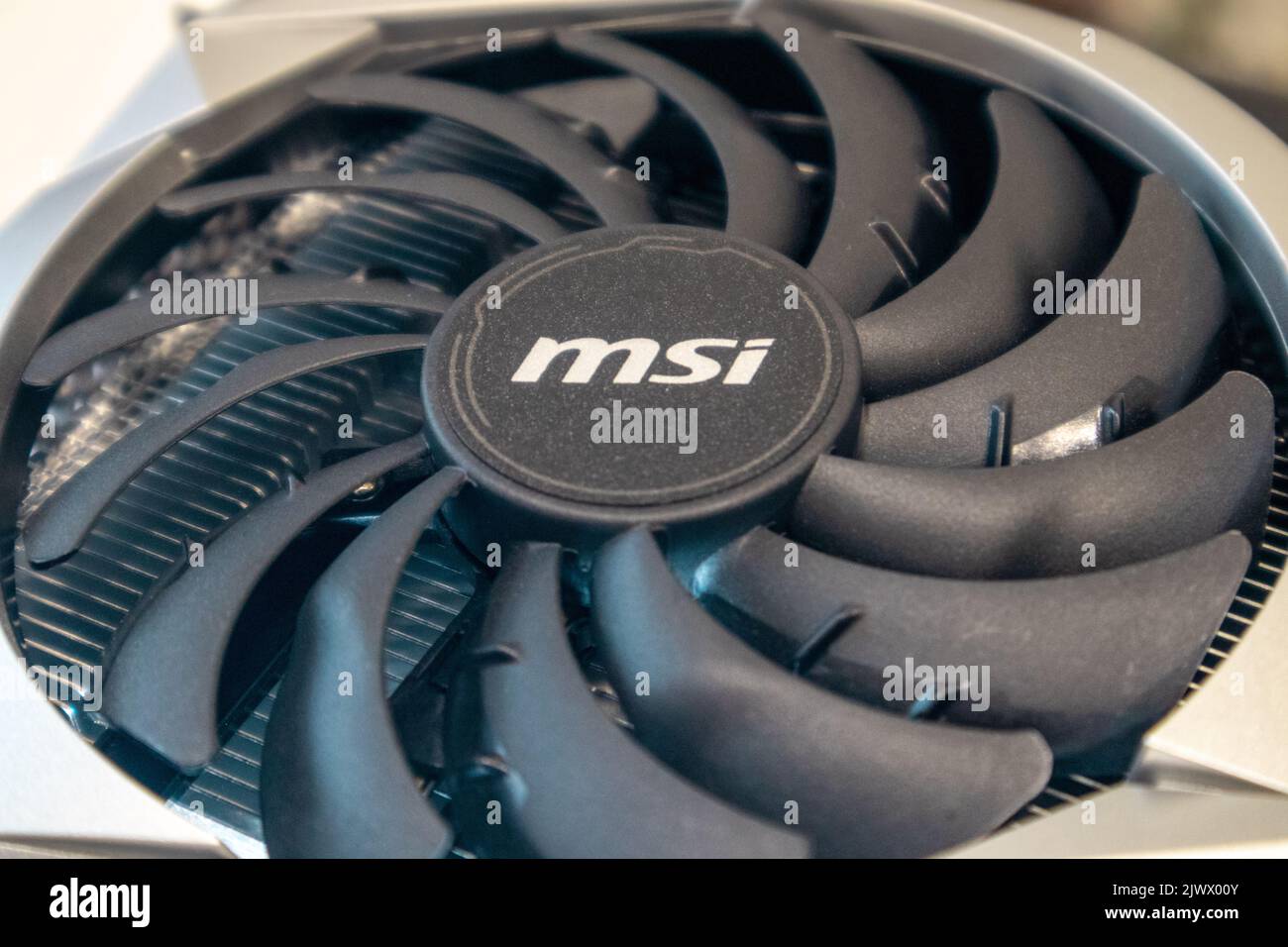 Kiew, Ukraine - 19. August 2022: Kühler der MSI-Grafikkarte mit AMD Radeon, Nahaufnahme mit selektivem Fokus, Details zur PC-Hardware Stockfoto