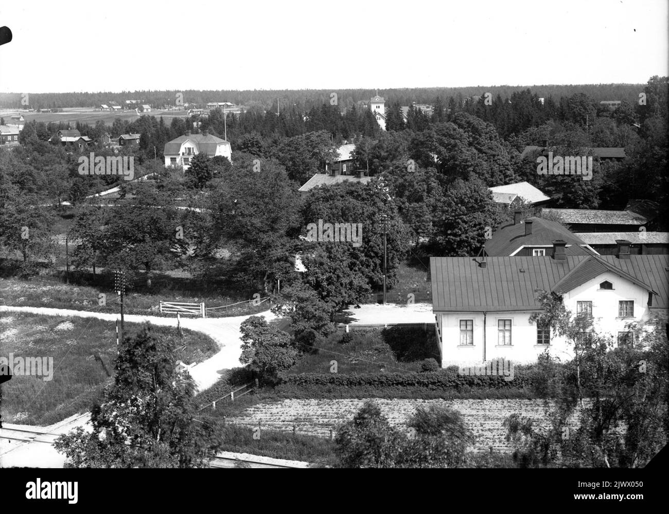 Blick auf das Wohngebiet, Bergby. Ganz rechts in der Bergby White School und hinter der alten Schule. Die weiße Villa auf der linken Seite wurde von Knut Persson gebaut und von der Gemeinde im Konkurs im Frühjahr 1930s gekauft und wurde dann als Residenz für Bankkammern Fasén und für kommunale Häuser verwendet. Vy över bostadsområde, Bergby. Längst fram till höger Bergby vita skola och bakom den gamla skolan. Den vita vilran till vänster byggdes AV Knut Persson och köptes AV kommunen vid konkurs i dörjan AV 1930-talet och använde sedan som bostad åt bankkamrer Fasén och till kommunalhus. Stockfoto