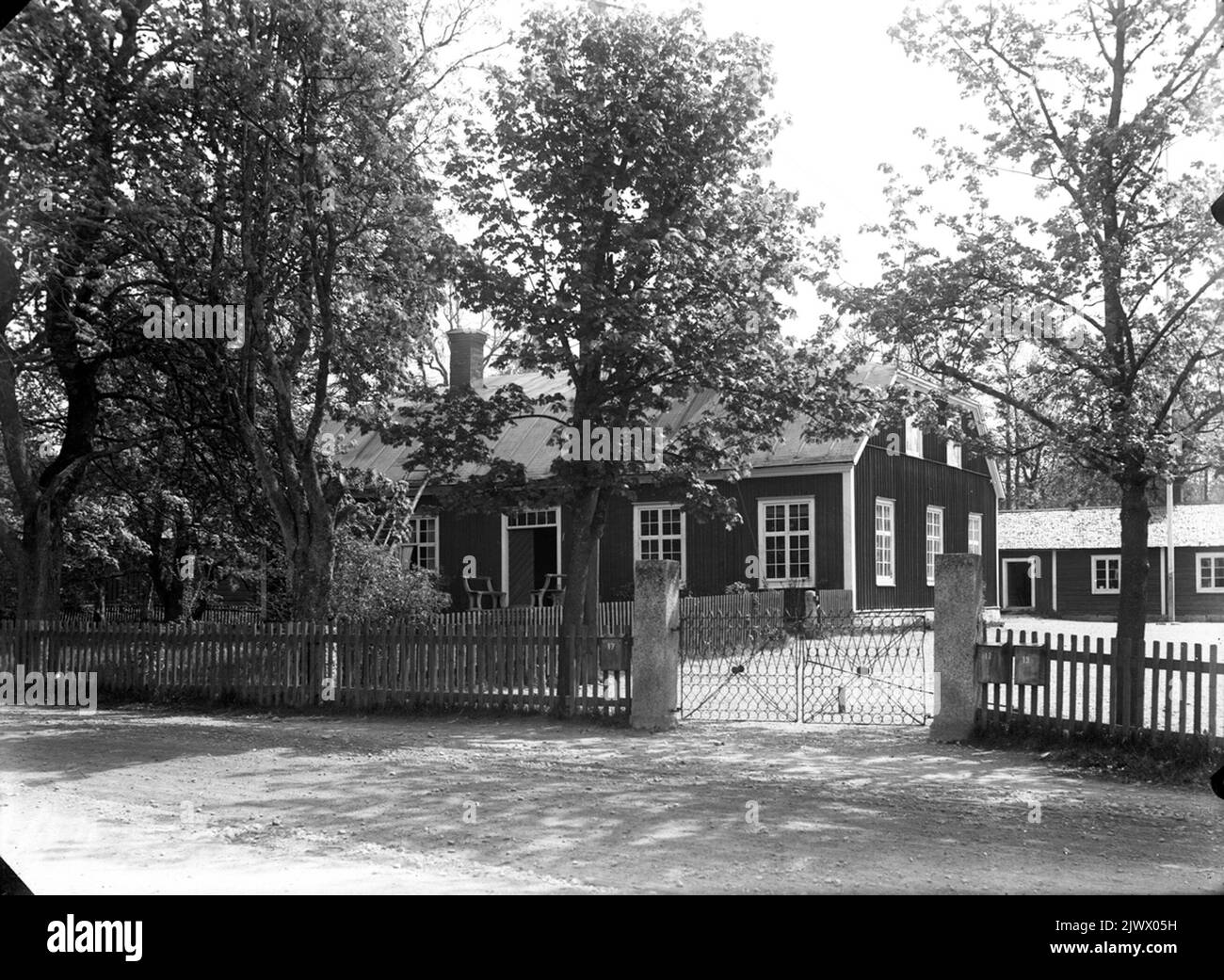 Alte Schule (Kirchenschule) in Bergby, erbaut 1828. Zog in den 1940s und teilweise wieder aufgebaut, um ein kommunales Haus und nationalen Fiskalresidenz zu werden. Gamla skolan (Kyrkskolan) i Bergby, byggd 1828. Flyttad på 1940-talet och delvis ombyggd för att bli kommunalhus och landsfiskalbostad. Stockfoto