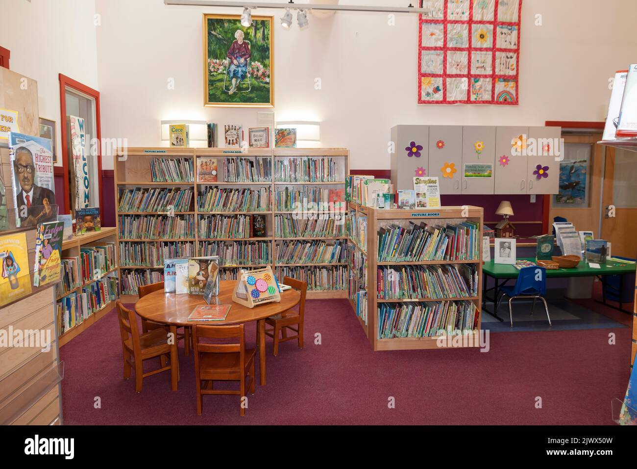 Farbenfrohe und anregende Kinderabteilung in einer öffentlichen Bibliothek. Stockfoto