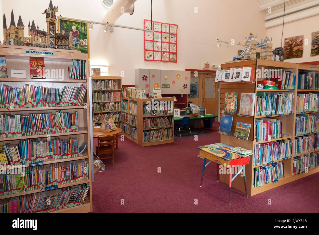 Farbenfrohe und anregende Kinderabteilung in einer öffentlichen Bibliothek. Stockfoto