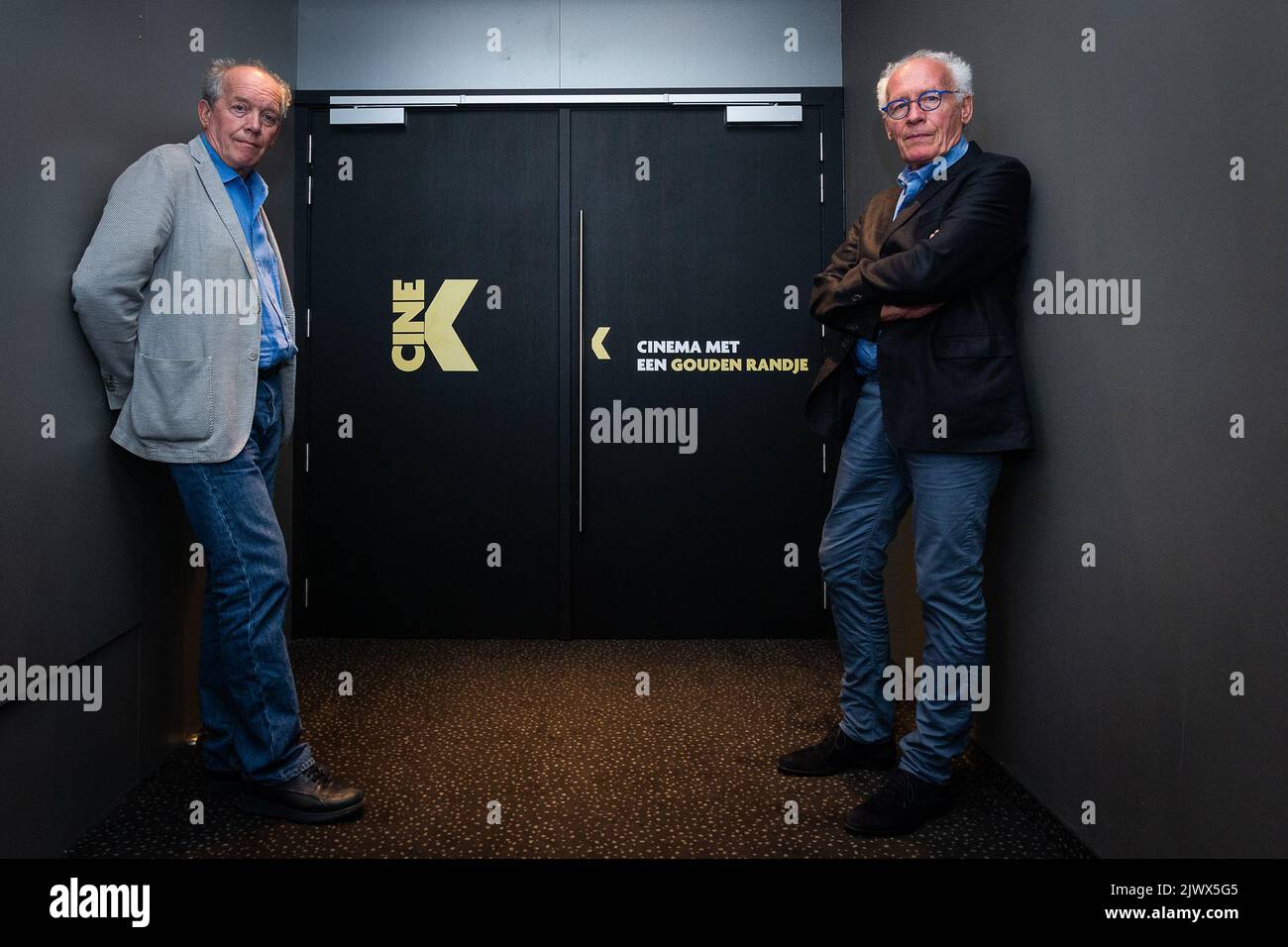 regisseur Luc Dardenne und Regisseur Jean-Pierre Dardenne posieren für den Fotografen während der Avant-Premiere des belgischen Films Tori et Lokita von den Regisseuren der Brüder Dardenne, in Gent kinepolis, Dienstag, 06. September 2022. BELGA FOTO JAMES ARTHUR GEKIERE Stockfoto