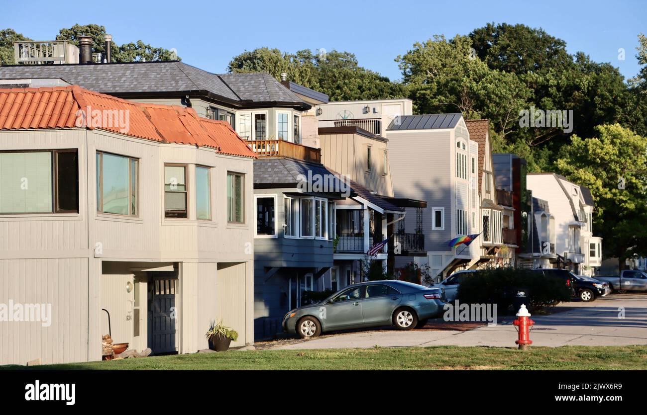 Blick auf die Straße von Häusern auf Clifton Lagoon, einer umzäunten Gemeinschaft am Rocky River und Clifton Beach in Lakewood, Ohio Stockfoto