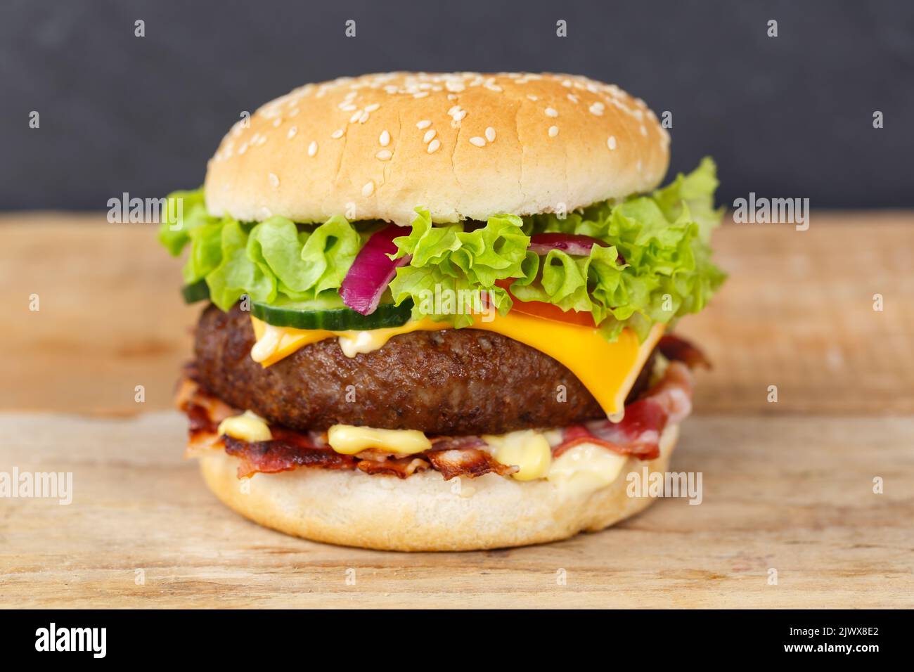 Hamburger Cheeseburger Fastfood Fast Food auf einem Holzbrett-Snack Stockfoto