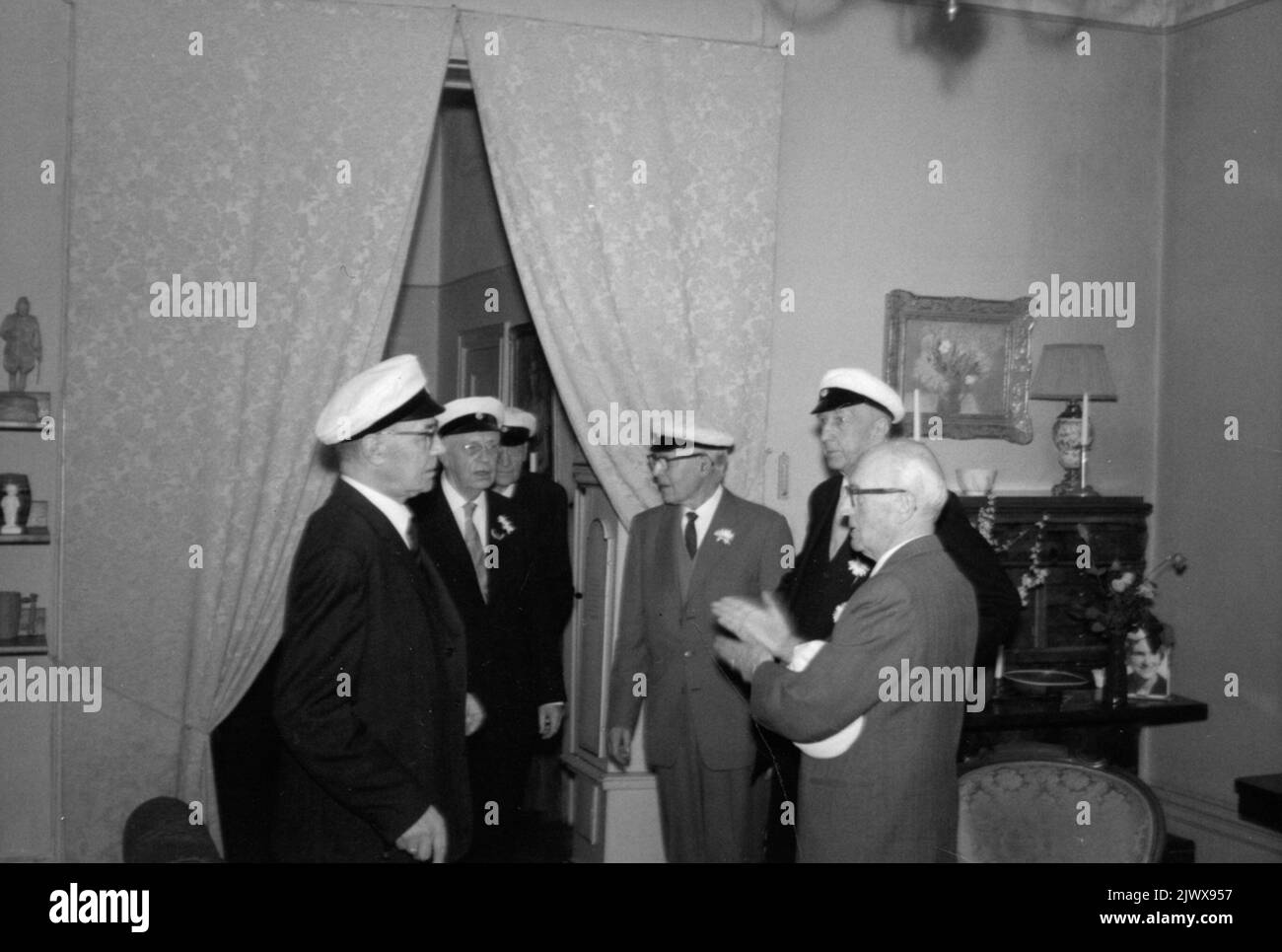 Das Studentenjubiläum (60..Geburtstag) in Stockholm 1964. Teilnehmer: F Captain Konstantin Samelius, Stockholm, F Labour Deputy Birger Enlund, Falun, Jur Dr. Eric Carlquist, Stockholm, F Captain Gunnar Grubb, Djursholm, F Postmaster Nils Hillström, Stockholm, F Landsecänerer, F Landsecänerer, f Landsecänerers Lindström, Anton Wittholm, Falun und F, Postkontrolleur, Stockholm. Studentjubiléet (60-års) i Stockholm 1964. Deltagare: f kaptenen Konstantin Samelius, Stockholm, f läroverksadjunkten Birger Enlund, Falun, jur dr. Eric Carlquist, Stockholm, f kaptenen Gunnar Grubb, Djursholm, f postmästaren N Stockfoto