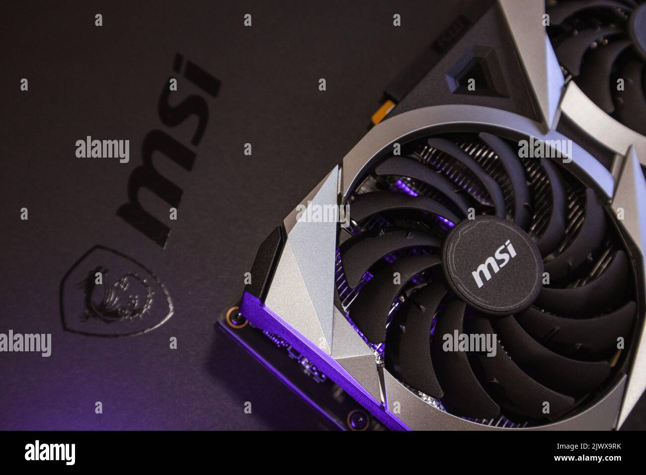 Kiew, Ukraine - 19. August 2022: Details der MSI-Grafikkarte in violettem Licht, Nahaufnahme der PC-Hardware mit selektivem Fokus Stockfoto