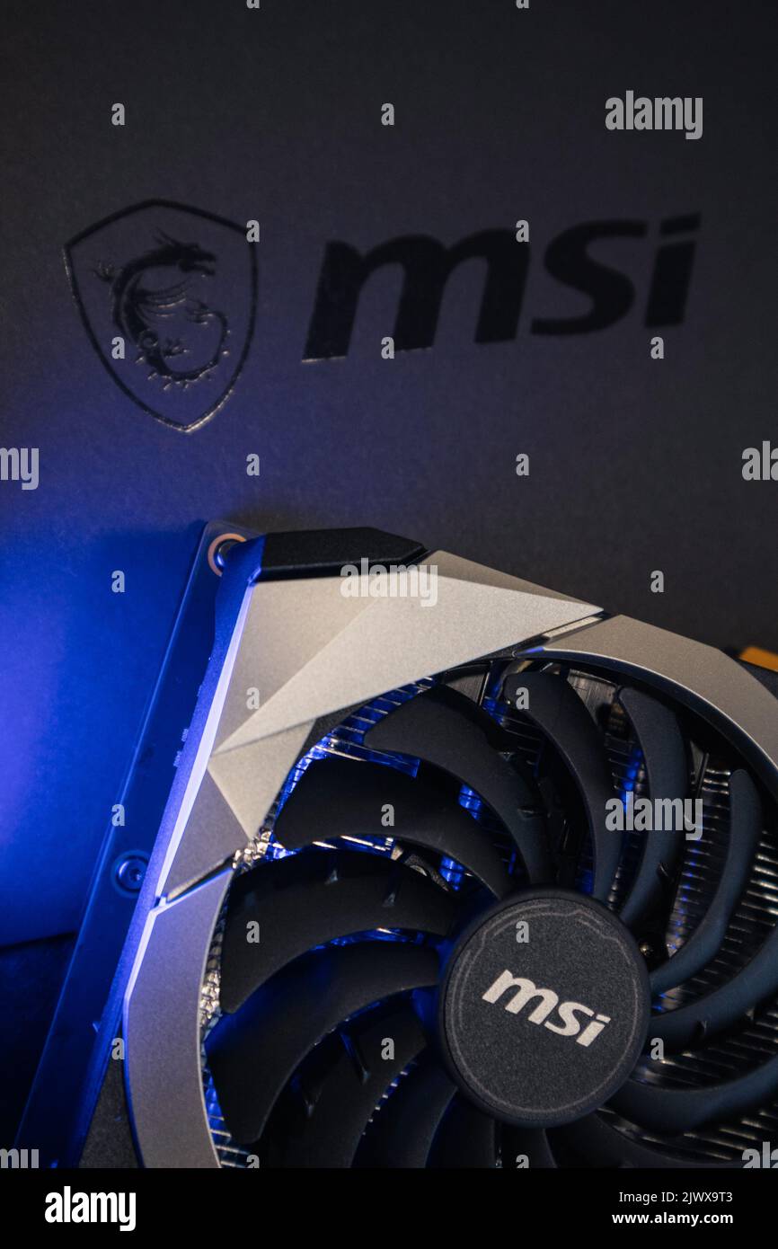 Kiew, Ukraine - 19. August 2022: Details zum MSI-Logo und Grafikkarten-Kühler in blauem Licht, Nahaufnahme der PC-Hardware Stockfoto