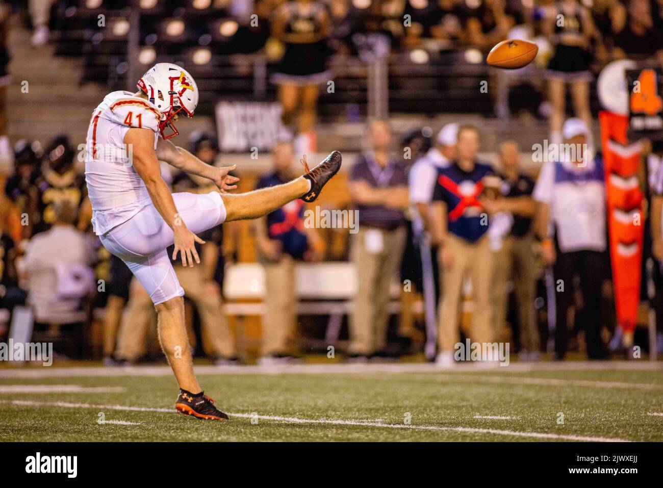 Winston-Salem, NC, USA. 1. September 2022. Virginia Military Institute Keydets Place Kicker Jack Culbreath (41) schlägt den Ball im zweiten Viertel des NCAA-Fußballspiels im Truist Field in Winston-Salem, NC. (Scott Kinser/CSM). Kredit: csm/Alamy Live Nachrichten Stockfoto