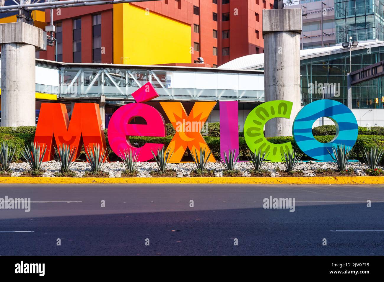 México-Logo auf dem internationalen Flughafen, der in Mexiko unterwegs ist Stockfoto