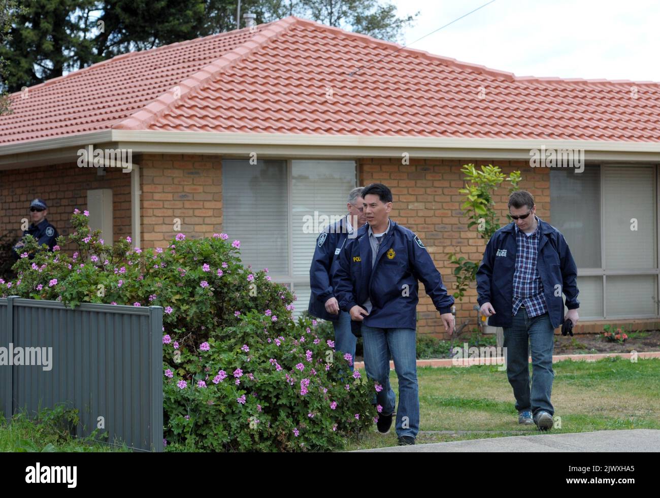 Bundespolizisten verlassen am Dienstag, den 30. September 2014, ein Wohngebäude in Seabrook in Melbourne. Ein Mann, der im Haus wohnte, wurde in Gewahrsam genommen, nachdem er angeblich $12.000 an einen US-Bürger, der in Syrien kämpft, gegeben hatte. (AAP Image/Julian Smith) KEINE ARCHIVIERUNG Stockfoto