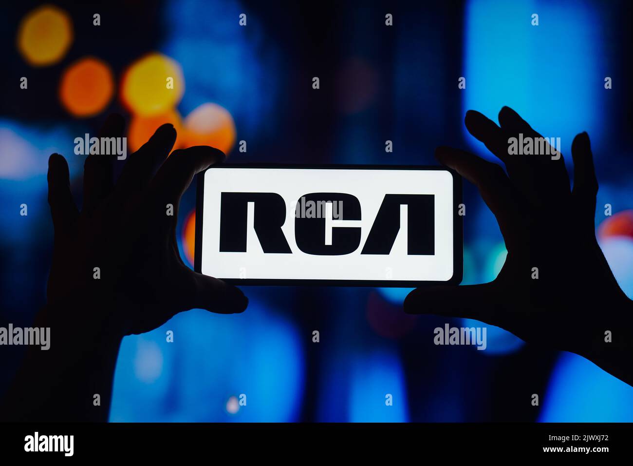 In dieser Abbildung wird das RCA Records-Logo auf einem Smartphone-Bildschirm angezeigt. Stockfoto