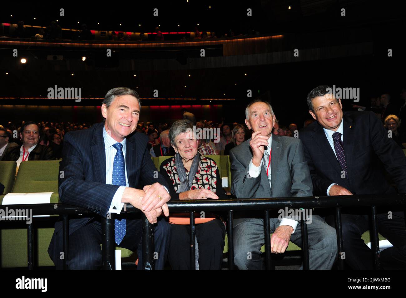 Ehemalige viktorianische Premieren (von links nach rechts) John Brumby, Joan Kirner, John Cain und Steve Bracks beim Start der Victorian Labor-Kampagne in Geelong, Sonntag, 26. Oktober 2014. (AAP-Bild/Tracey Nearmy) Stockfoto