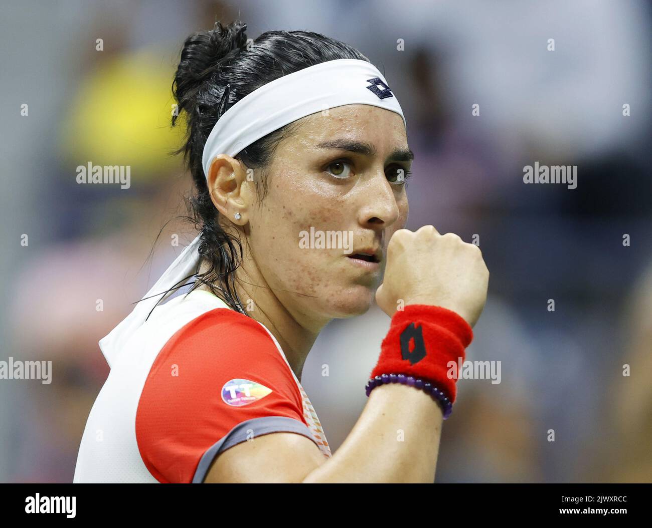 Flushing Meadow, United Gab An. 06. September 2022. Ons Jabeur aus Tunesien feiert, nachdem er einen Punkt im Satz von 2. gewonnen hat, bevor er Ajla Tomljanovic aus Australien in geraden Sätzen im Viertelfinale der US Open Tennis Championships 2022 im Arthur Ashe Stadium im USTA Billie Jean King National Tennis Center in New York City besiegt hat Dienstag, 6. September 2022. Foto von John Angelillo/UPI Credit: UPI/Alamy Live News Stockfoto