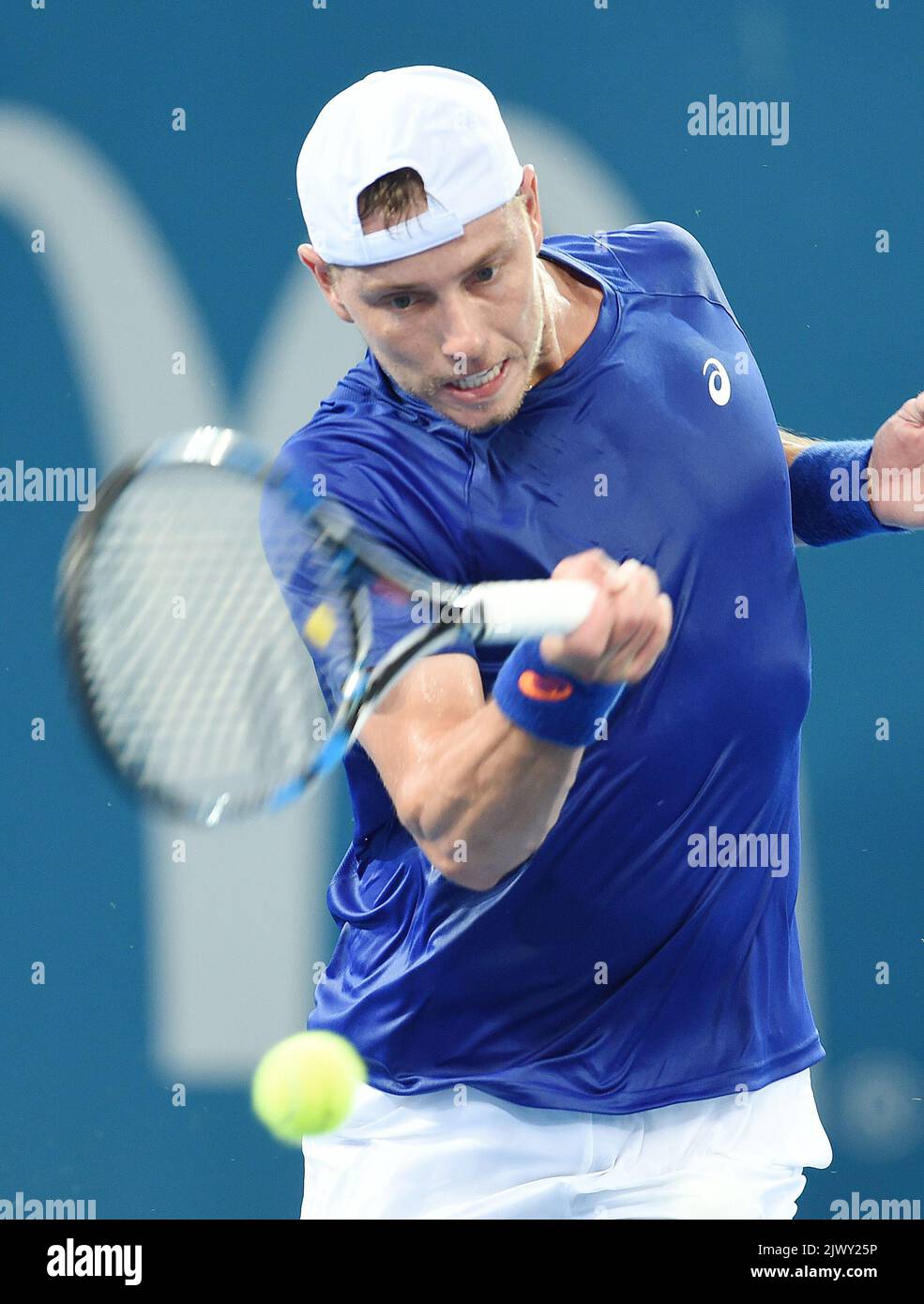Der Australier James Duckworth spielt beim Brisbane International Tennisturnier am Montag, den 5. Januar 2015, in seiner ersten Runde gegen Gilles Simon aus Frankreich einen Schuss. Das Turnier läuft vom 4. Bis 11. Januar. (AAP-Bild/Dan Peled) Stockfoto