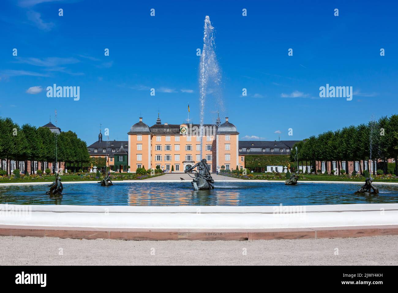 Schwetzingen Schloss mit Brunnen in einem Gartenpark Architektur Reisen in Deutschland Stockfoto