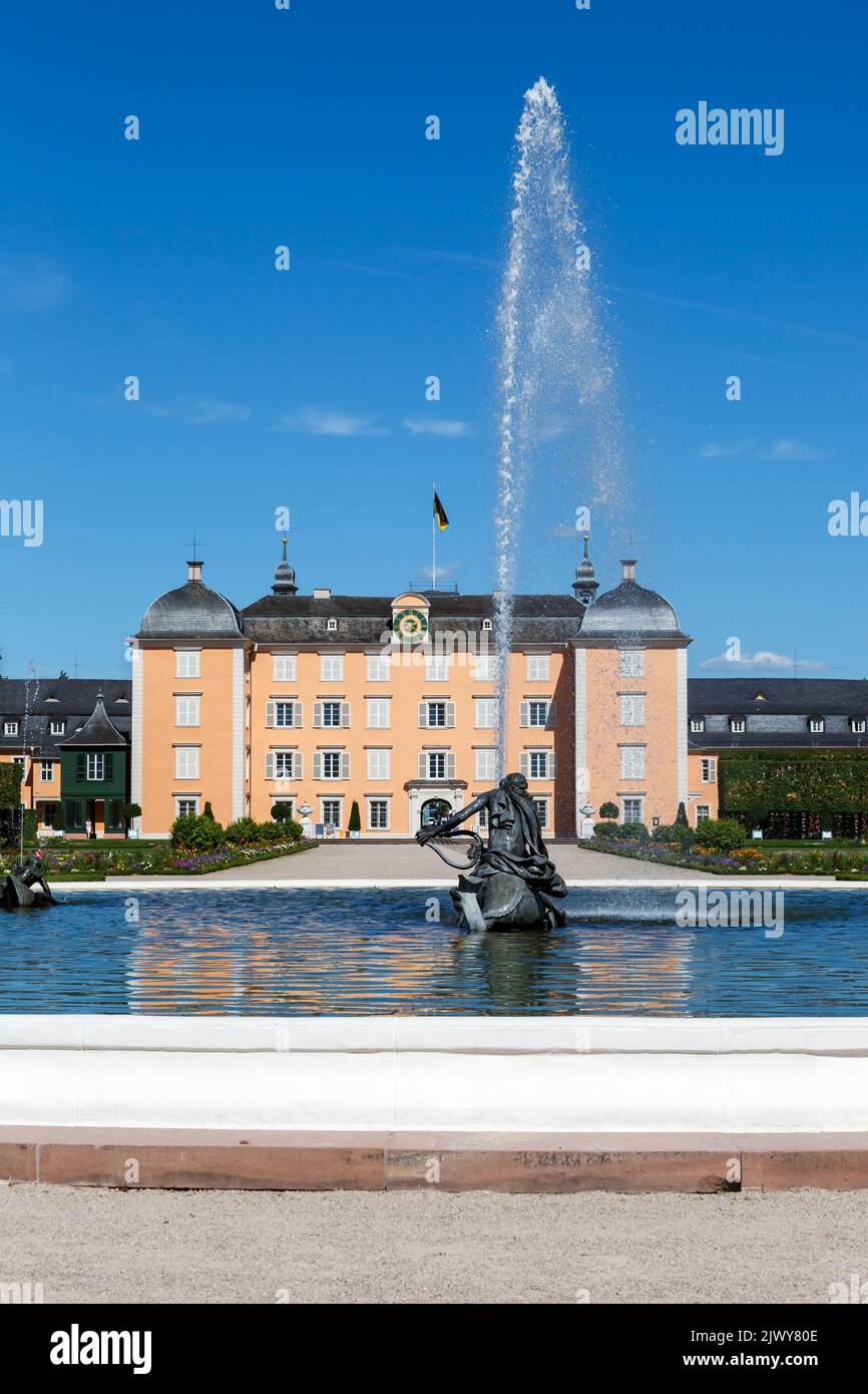 Schwetzingen Schloss mit Brunnen in einem Gartenpark Architektur Reisen Reise-Porträt-Format in Deutschland Stockfoto