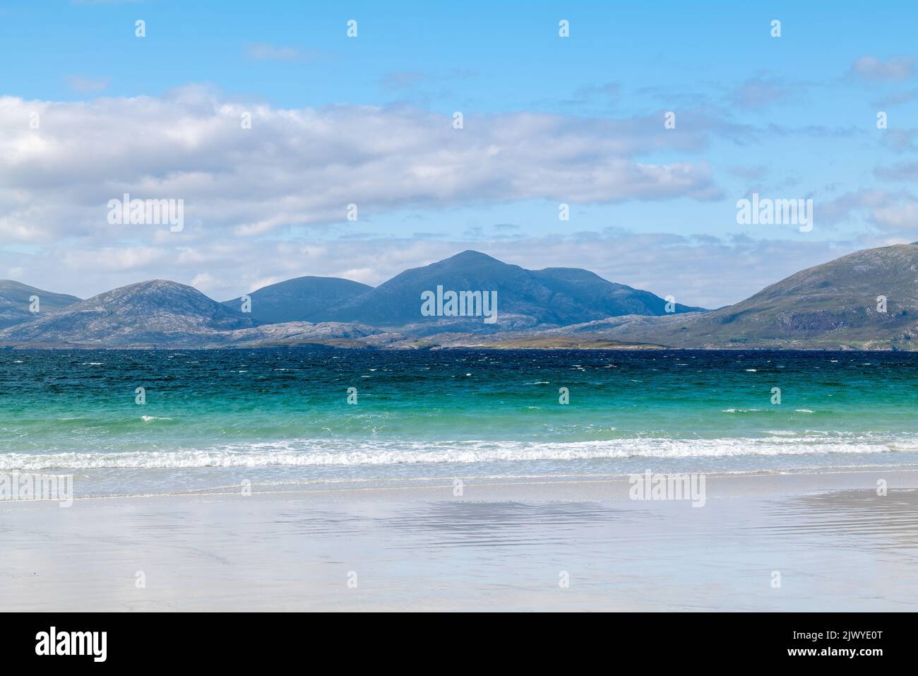 16. August 2022. Insel Harris, Highlands and Islands, Schottland. Dies ist ein Strand und die Berge auf der Isle of Harris an einem sonnigen Augustnachmittag. Stockfoto